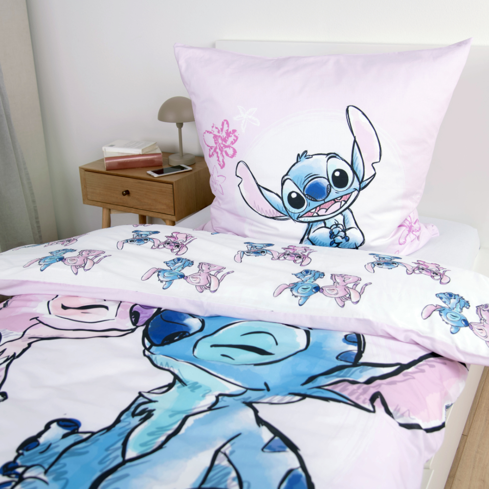Påslakanset „Angel and Stitch“. Sängkläder barn, 135x200 cm. Vitt bäddmönster med återkommande blå och rosa figurer. Påslakanset „Angel and Stitch“. Sängkläder barn, 135x200 cm. Vitt bäddmönster med återkommande blå och rosa figurer.