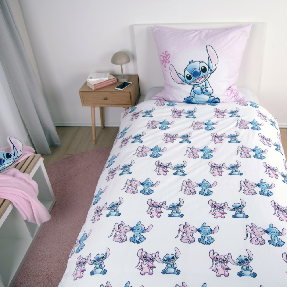 Påslakanset „Angel and Stitch“. Sängkläder barn, 135x200 cm. Bäddset i pastellrosa och blå nyanser med stitch och angel. Påslakanset „Angel and Stitch“. Sängkläder barn, 135x200 cm. Bäddset i pastellrosa och blå nyanser med stitch och angel.