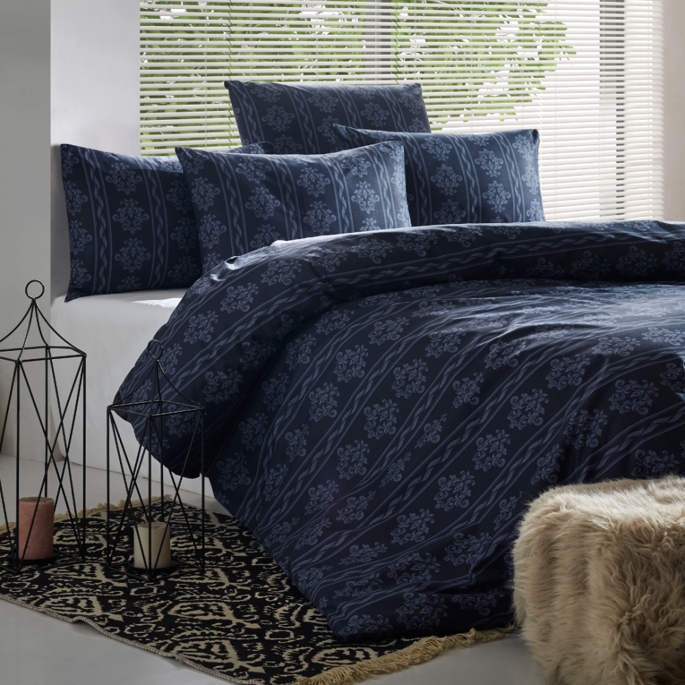 Påslakanset „Bailey Blue“. Mönstrade sängkläder, 140x200 cm, 200x200 cm, 200x220 cm Påslakanset „Bailey Blue“. Mönstrade sängkläder, 140x200 cm, 200x200 cm, 200x220 cm