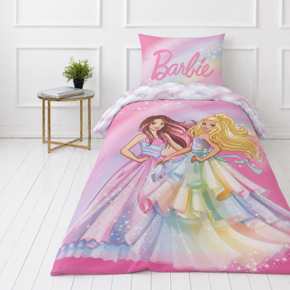 Påslakanset „Barbie“. Sängkläder barn, 135x200 cm. Pastellrosa design med barbie, regnbågar och vita moln. Påslakanset „Barbie“. Sängkläder barn, 135x200 cm. Pastellrosa design med barbie, regnbågar och vita moln.
