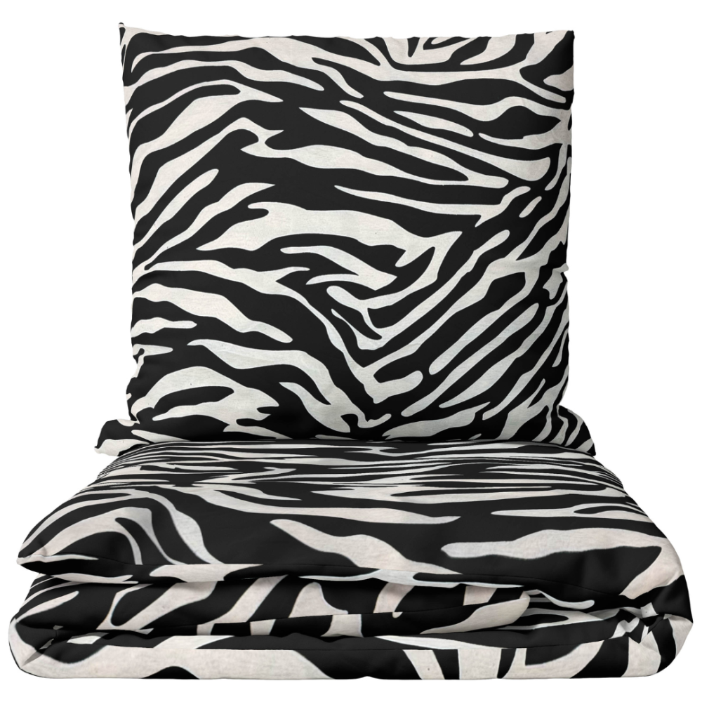 Påslakanset „Black Safari“. Sängkläder 155x200, 140x200 cm, 150x200 cm, 160x200 cm, 180x200 cm, 200x200 cm, 200x220 cm, 240x220 cm. Svartvitt bäddset med ett uttrycksfullt zebramönster Påslakanset „Black Safari“. Sängkläder 155x200, 140x200 cm, 150x200 cm, 160x200 cm, 180x200 cm, 200x200 cm, 200x220 cm, 240x220 cm. Svartvitt bäddset med ett uttrycksfullt zebramönster