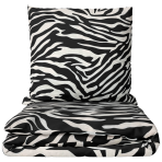 Påslakanset „Black Safari“. Sängkläder 155x200, 140x200 cm, 150x200 cm, 160x200 cm, 180x200 cm, 200x200 cm, 200x220 cm, 240x220 cm. Svartvitt bäddset med ett uttrycksfullt zebramönster Påslakanset „Black Safari“. Sängkläder 155x200, 140x200 cm, 150x200 cm, 160x200 cm, 180x200 cm, 200x200 cm, 200x220 cm, 240x220 cm. Svartvitt bäddset med ett uttrycksfullt zebramönster