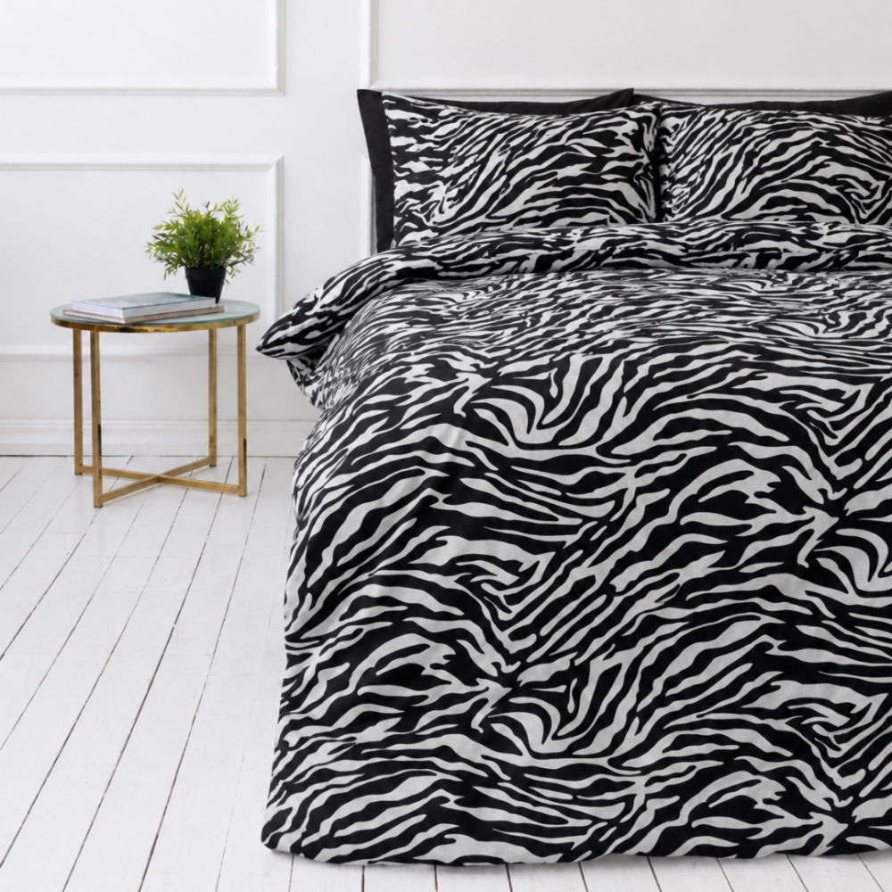 Påslakanset „Black Safari“. Sängkläder 155x200, 140x200 cm, 150x200 cm, 160x200 cm, 180x200 cm, 200x200 cm, 200x220 cm, 240x220 cm. Bäddset med kontrastrik svartvit design och zebramönster Påslakanset „Black Safari“. Sängkläder 155x200, 140x200 cm, 150x200 cm, 160x200 cm, 180x200 cm, 200x200 cm, 200x220 cm, 240x220 cm. Bäddset med kontrastrik svartvit design och zebramönster