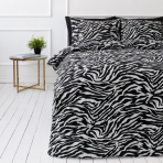 Påslakanset „Black Safari“. Sängkläder 155x200, 140x200 cm, 150x200 cm, 160x200 cm, 180x200 cm, 200x200 cm, 200x220 cm, 240x220 cm. Bäddset med kontrastrik svartvit design och zebramönster Påslakanset „Black Safari“. Sängkläder 155x200, 140x200 cm, 150x200 cm, 160x200 cm, 180x200 cm, 200x200 cm, 200x220 cm, 240x220 cm. Bäddset med kontrastrik svartvit design och zebramönster