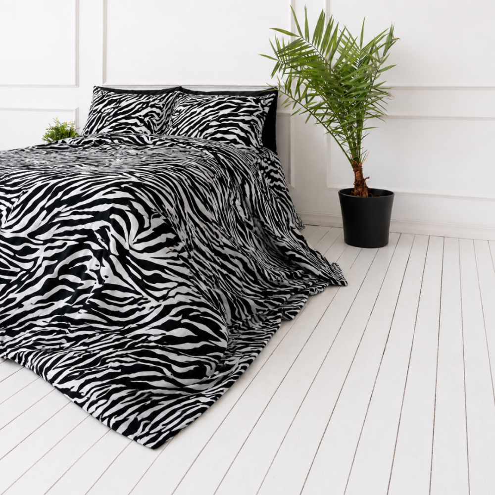 Påslakanset „Black Safari“. Sängkläder 155x200, 140x200 cm, 150x200 cm, 160x200 cm, 180x200 cm, 200x200 cm, 200x220 cm, 240x220 cm. Svartvita sängkläder med oregelbundna zebraränder Påslakanset „Black Safari“. Sängkläder 155x200, 140x200 cm, 150x200 cm, 160x200 cm, 180x200 cm, 200x200 cm, 200x220 cm, 240x220 cm. Svartvita sängkläder med oregelbundna zebraränder