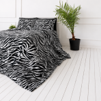 Påslakanset „Black Safari“. Sängkläder 155x200, 140x200 cm, 150x200 cm, 160x200 cm, 180x200 cm, 200x200 cm, 200x220 cm, 240x220 cm. Svartvita sängkläder med oregelbundna zebraränder Påslakanset „Black Safari“. Sängkläder 155x200, 140x200 cm, 150x200 cm, 160x200 cm, 180x200 cm, 200x200 cm, 200x220 cm, 240x220 cm. Svartvita sängkläder med oregelbundna zebraränder