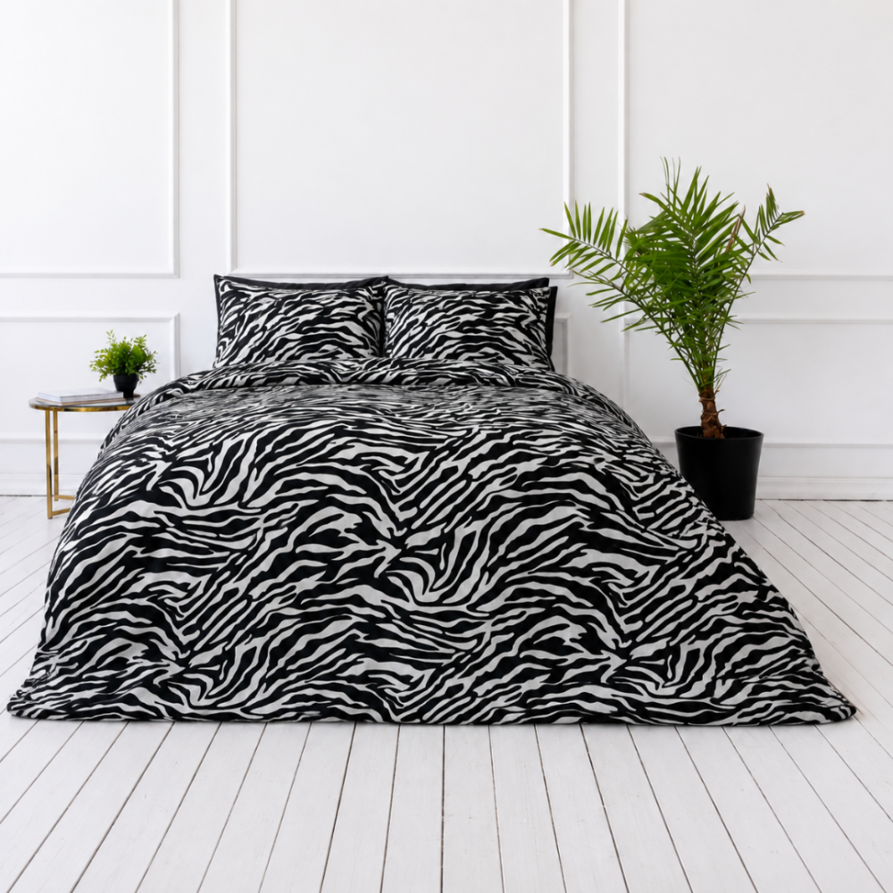 Påslakanset „Black Safari“. Sängkläder 155x200, 140x200 cm, 150x200 cm, 160x200 cm, 180x200 cm, 200x200 cm, 200x220 cm, 240x220 cm. Kontrastrik svartvit bädddesign med ett vilt zebramönster Påslakanset „Black Safari“. Sängkläder 155x200, 140x200 cm, 150x200 cm, 160x200 cm, 180x200 cm, 200x200 cm, 200x220 cm, 240x220 cm. Kontrastrik svartvit bädddesign med ett vilt zebramönster