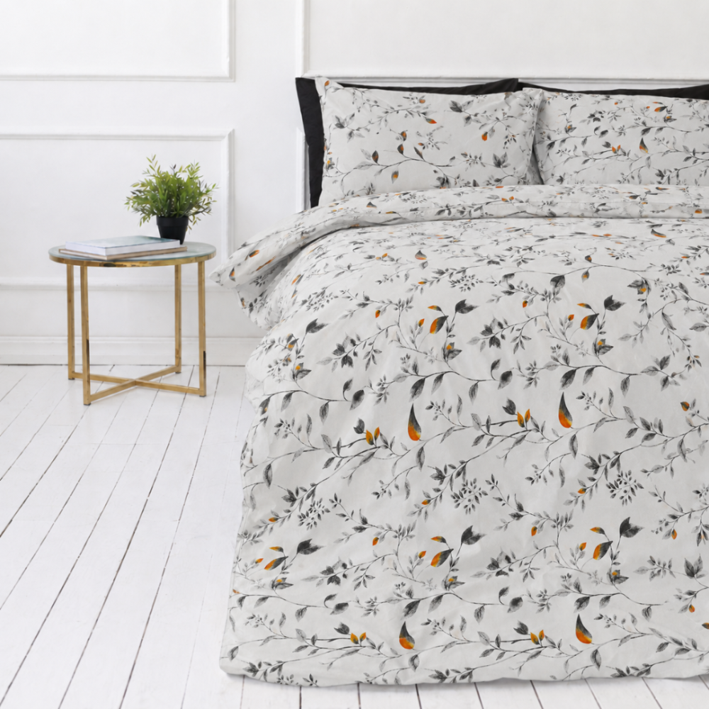 Påslakanset „Blushing Flora“. Grå sängkläder, 140x200 cm, 200x200 cm, 200x220 cm. Ljust bäddset med grå kvistmönster och orange detaljer.