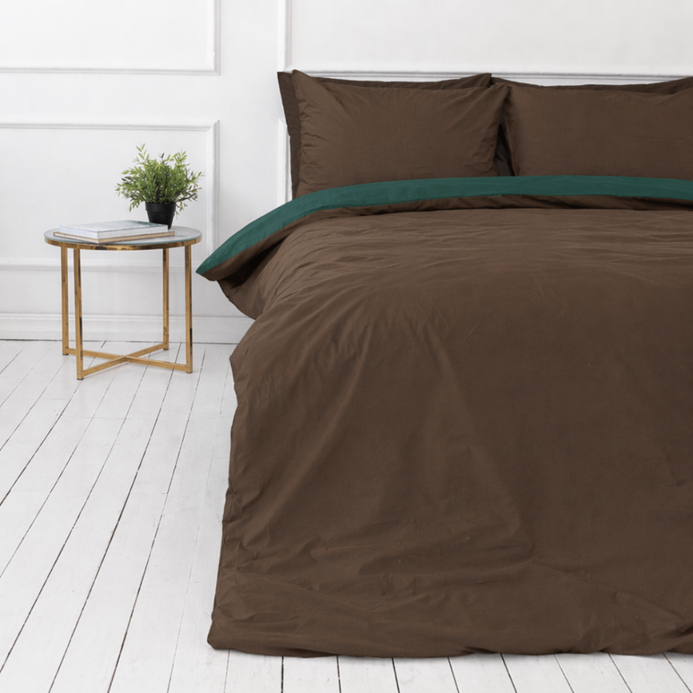 Påslakanset „Brunette Juniper“. Sängkläder 155x200, 140x200 cm, 150x200 cm, 160x200 cm, 180x200 cm, 200x200 cm, 200x220 cm, 240x220 cm. Elegant smaragdgrönt sängkläderset med kontrasterande bruna kuddar. Påslakanset „Brunette Juniper“. Sängkläder 155x200, 140x200 cm, 150x200 cm, 160x200 cm, 180x200 cm, 200x200 cm, 200x220 cm, 240x220 cm. Elegant smaragdgrönt sängkläderset med kontrasterande bruna kuddar.