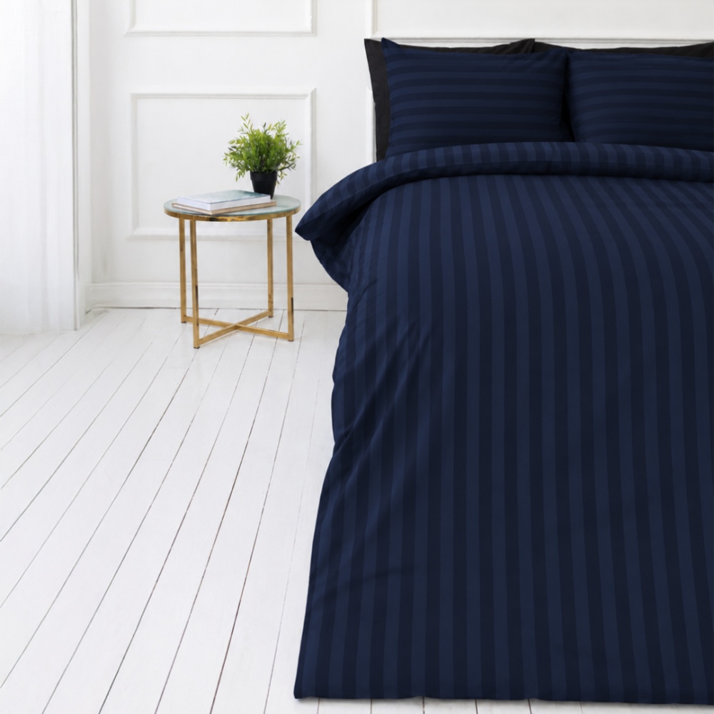 Påslakanset „Dark Blue Stripes“. Mönstrade sängkläder, 140x200 cm, 150x200 cm, 160x200 cm, 180x200 cm, 200x200 cm, 200x220 cm Påslakanset „Dark Blue Stripes“. Mönstrade sängkläder, 140x200 cm, 150x200 cm, 160x200 cm, 180x200 cm, 200x200 cm, 200x220 cm
