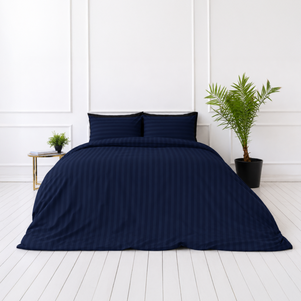Påslakanset „Dark Blue Stripes“. Mönstrade sängkläder, 140x200 cm, 150x200 cm, 160x200 cm, 180x200 cm, 200x200 cm, 200x220 cm Påslakanset „Dark Blue Stripes“. Mönstrade sängkläder, 140x200 cm, 150x200 cm, 160x200 cm, 180x200 cm, 200x200 cm, 200x220 cm