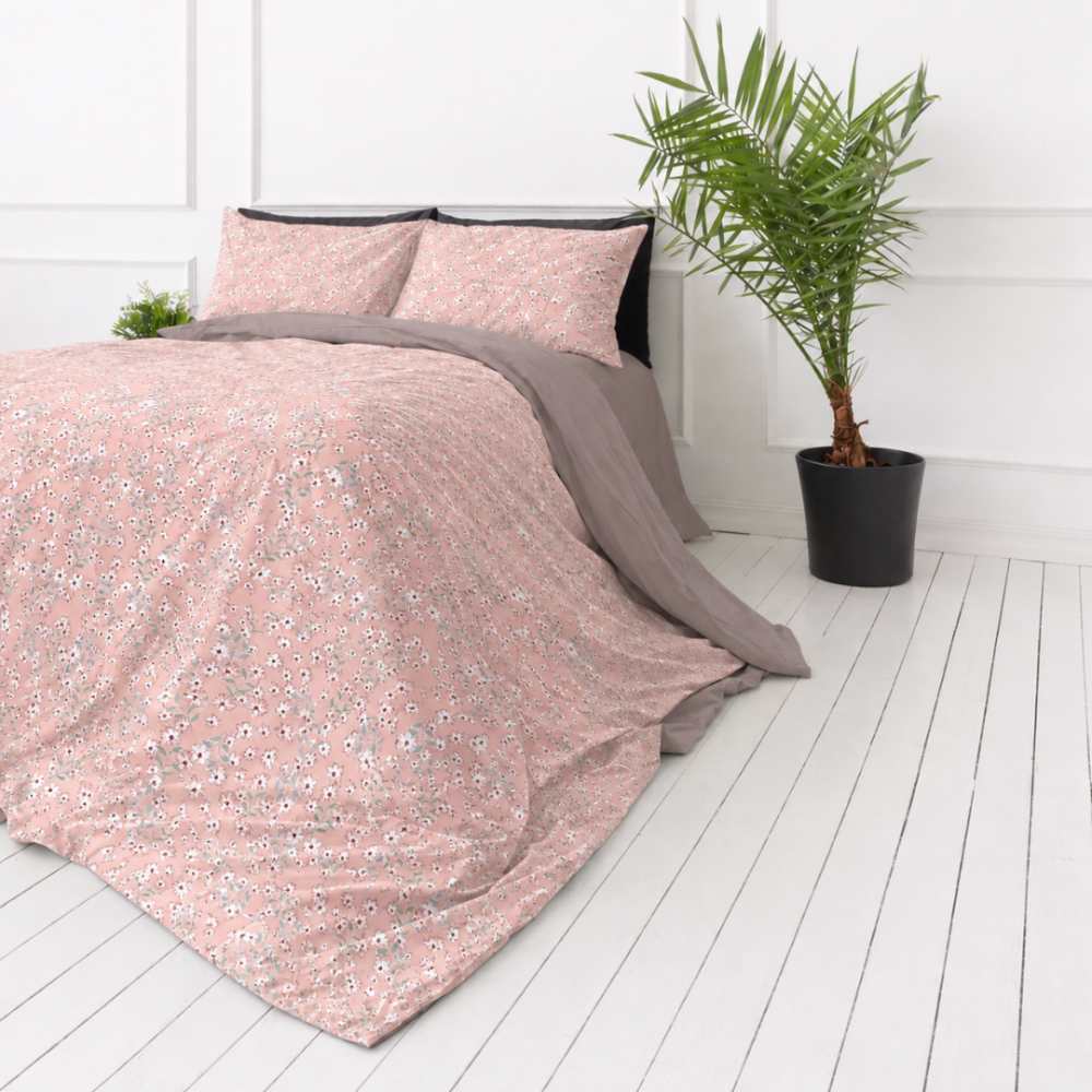 Påslakanset „Ditsy“. Rosa sängkläder, 140x200 cm, 200x200 cm, 200x220 cm. Bäddset med rosa bas och mjuka blommotiv Påslakanset „Ditsy“. Rosa sängkläder, 140x200 cm, 200x200 cm, 200x220 cm. Bäddset med rosa bas och mjuka blommotiv