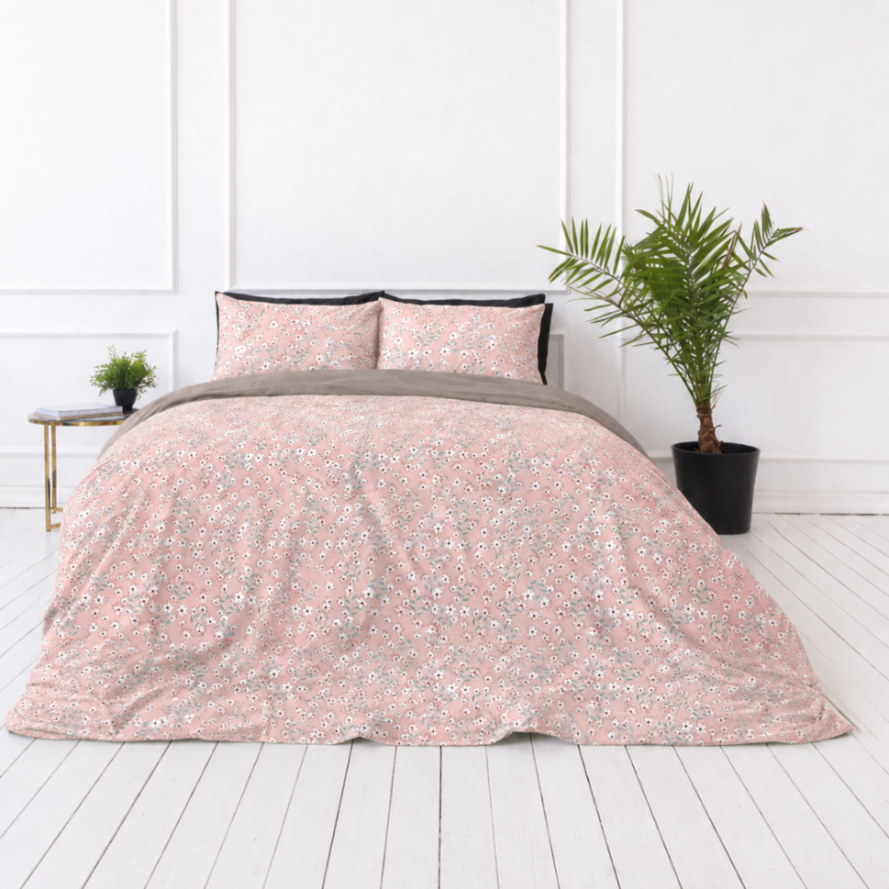 Påslakanset „Ditsy“. Rosa sängkläder, 140x200 cm, 200x200 cm, 200x220 cm. Vändbart rosa och gråbrunt bäddset med fint växtmönster Påslakanset „Ditsy“. Rosa sängkläder, 140x200 cm, 200x200 cm, 200x220 cm. Vändbart rosa och gråbrunt bäddset med fint växtmönster