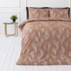 Påslakanset „Elara“. Sängkläder 155x200, 140x200 cm, 150x200 cm, 160x200 cm, 180x200 cm, 200x200 cm, 200x220 cm, 240x220 cm. Bäddset i varm terrakottaton med fjäderliknande mönster