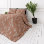 Påslakanset „Elara“. Sängkläder 155x200, 140x200 cm, 150x200 cm, 160x200 cm, 180x200 cm, 200x200 cm, 200x220 cm, 240x220 cm. Bäddset med enhetlig brunpersikofärgad botten och ljusa gräsmotiv