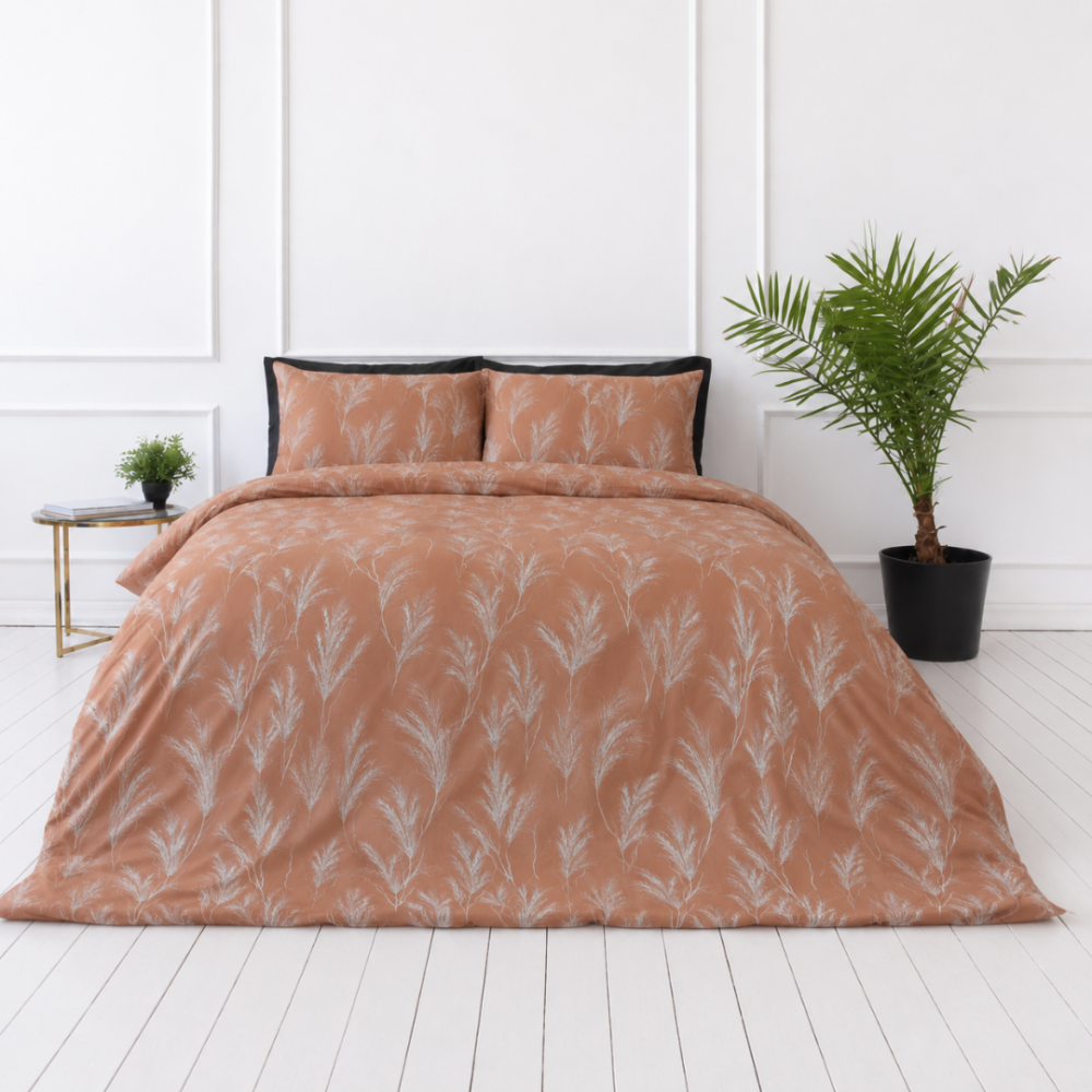 Påslakanset „Elara“. Sängkläder 155x200, 140x200 cm, 150x200 cm, 160x200 cm, 180x200 cm, 200x200 cm, 200x220 cm, 240x220 cm. Mjukt bruntonat bäddset med subtilt vitt botaniskt mönster