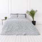 Påslakanset „Floral Dream“. Mönstrade sängkläder, 140x200 cm, 200x200 cm, 200x220 cm. Vitt bäddset med elegant design av små blåaktiga blommor. Påslakanset „Floral Dream“. Mönstrade sängkläder, 140x200 cm, 200x200 cm, 200x220 cm. Vitt bäddset med elegant design av små blåaktiga blommor.