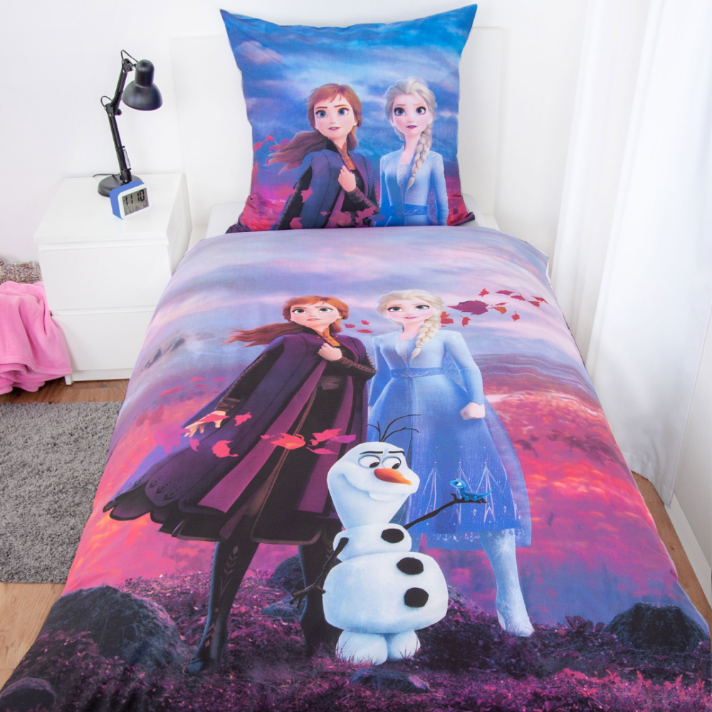 Påslakanset „Frozen“. Sängkläder barn, 135x200 cm. „frozen“-design med anna, elsa, olof och en bakgrund i höstfärger. Påslakanset „Frozen“. Sängkläder barn, 135x200 cm. „frozen“-design med anna, elsa, olof och en bakgrund i höstfärger.