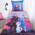 Påslakanset „Frozen“. Sängkläder barn, 135x200 cm. „frozen“-design med anna, elsa, olof och en bakgrund i höstfärger. Påslakanset „Frozen“. Sängkläder barn, 135x200 cm. „frozen“-design med anna, elsa, olof och en bakgrund i höstfärger.