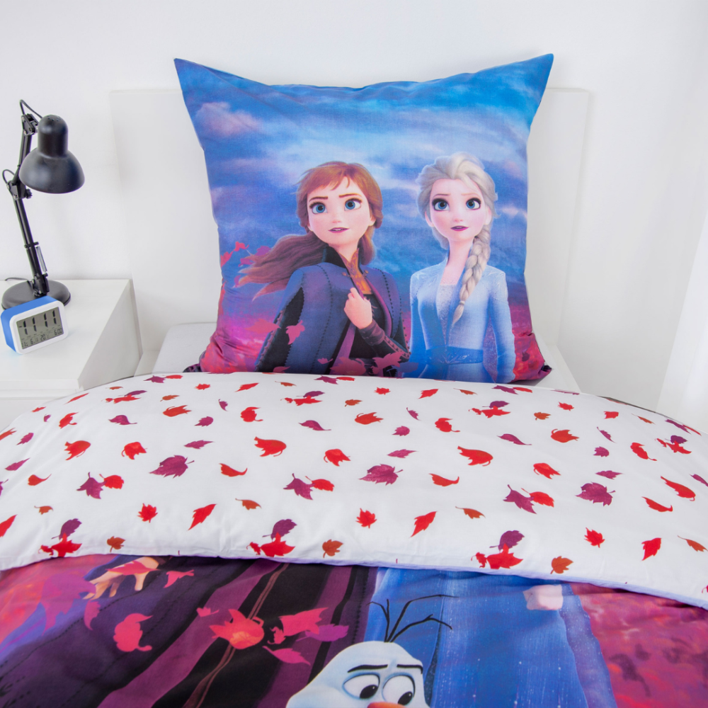 Påslakanset „Frozen“. Sängkläder barn, 135x200 cm. Vitt vändbart bäddset med mönster av röda, lila och orange löv. Påslakanset „Frozen“. Sängkläder barn, 135x200 cm. Vitt vändbart bäddset med mönster av röda, lila och orange löv.