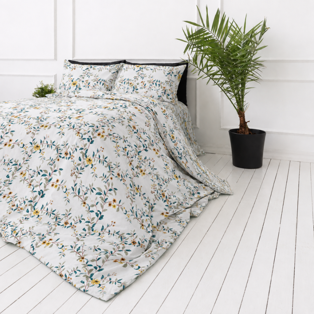 Påslakanset „Garden Bliss“. Mönstrade sängkläder, 140x200 cm, 200x200 cm, 200x220 cm. Bäddset med vit bakgrund, tealblad och små blommor. Påslakanset „Garden Bliss“. Mönstrade sängkläder, 140x200 cm, 200x200 cm, 200x220 cm. Bäddset med vit bakgrund, tealblad och små blommor.