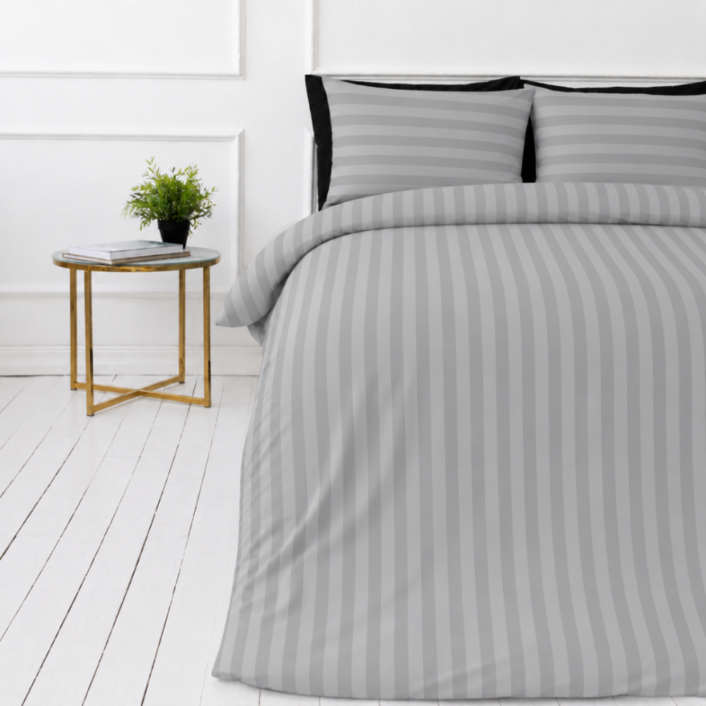 Påslakanset „Grey Stripes“. Påslakanset 135x200, 140x200 cm, 150x200 cm, 160x200 cm, 180x200 cm, 200x200 cm, 200x220 cm Påslakanset „Grey Stripes“. Påslakanset 135x200, 140x200 cm, 150x200 cm, 160x200 cm, 180x200 cm, 200x200 cm, 200x220 cm