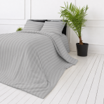 Påslakanset „Grey Stripes“. Påslakanset 135x200, 140x200 cm, 150x200 cm, 160x200 cm, 180x200 cm, 200x200 cm, 200x220 cm Påslakanset „Grey Stripes“. Påslakanset 135x200, 140x200 cm, 150x200 cm, 160x200 cm, 180x200 cm, 200x200 cm, 200x220 cm