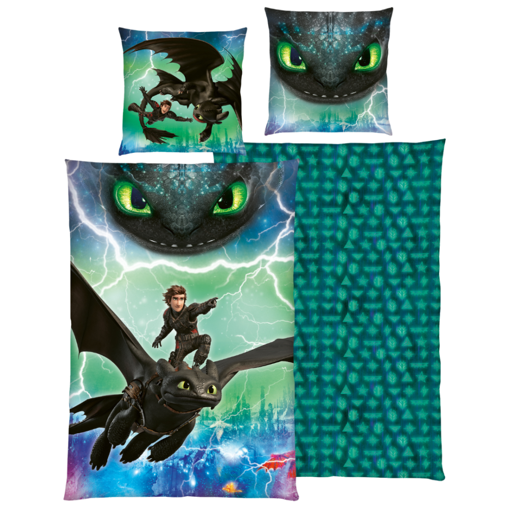 Påslakanset „How to train your dragon“. Sängkläder barn, 135x200 cm. Blågrönt bäddset med en svart drake och intensivt gröna ögon. Påslakanset „How to train your dragon“. Sängkläder barn, 135x200 cm. Blågrönt bäddset med en svart drake och intensivt gröna ögon.