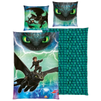 Påslakanset „How to train your dragon“. Sängkläder barn, 135x200 cm. Blågrönt bäddset med en svart drake och intensivt gröna ögon. Påslakanset „How to train your dragon“. Sängkläder barn, 135x200 cm. Blågrönt bäddset med en svart drake och intensivt gröna ögon.