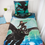 Påslakanset „How to train your dragon“. Sängkläder barn, 135x200 cm. Bäddset i blå, gröna och svarta nyanser med drake, ryttare och blixtar. Påslakanset „How to train your dragon“. Sängkläder barn, 135x200 cm. Bäddset i blå, gröna och svarta nyanser med drake, ryttare och blixtar.