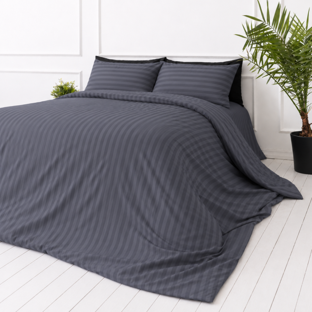 Påslakanset „Iron Stripes“. Grå sängkläder, 140x200 cm, 150x200 cm, 160x200 cm, 180x200 cm, 200x200 cm, 200x220 cm Påslakanset „Iron Stripes“. Grå sängkläder, 140x200 cm, 150x200 cm, 160x200 cm, 180x200 cm, 200x200 cm, 200x220 cm