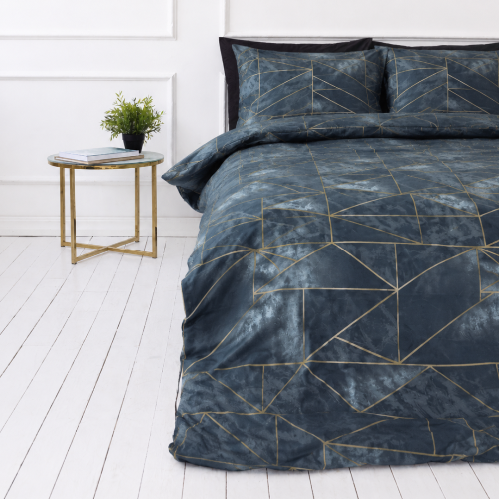 Påslakanset „Isolde“. Sängkläder 155x200, 140x200 cm, 150x200 cm, 160x200 cm, 180x200 cm, 200x200 cm, 200x220 cm, 240x220 cm. Blått bäddset med marmoreffekt och guldfärgat mönster Påslakanset „Isolde“. Sängkläder 155x200, 140x200 cm, 150x200 cm, 160x200 cm, 180x200 cm, 200x200 cm, 200x220 cm, 240x220 cm. Blått bäddset med marmoreffekt och guldfärgat mönster