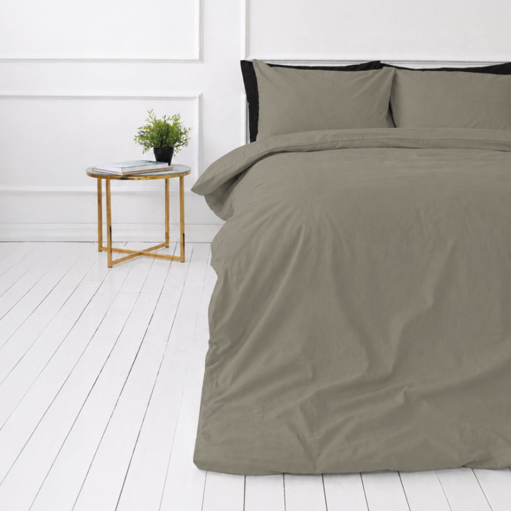 Påslakanset „Khaki Grey“. Enfärgade sängkläder, 140x200 cm, 150x200 cm, 160x200 cm, 180x200 cm, 200x200 cm, 200x220 cm, 240x220 cm. Minimalistiskt påslakanset i gråkhaki med en enhetlig design. Påslakanset „Khaki Grey“. Enfärgade sängkläder, 140x200 cm, 150x200 cm, 160x200 cm, 180x200 cm, 200x200 cm, 200x220 cm, 240x220 cm. Minimalistiskt påslakanset i gråkhaki med en enhetlig design.