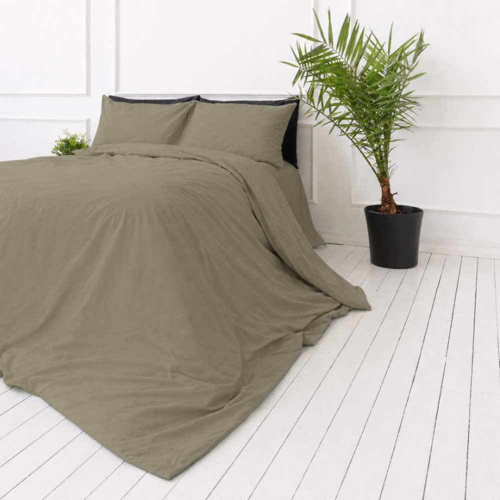 Påslakanset „Khaki Grey“. Enfärgade sängkläder, 140x200 cm, 150x200 cm, 160x200 cm, 180x200 cm, 200x200 cm, 200x220 cm, 240x220 cm. Lugnt påslakanset i jordnära toner med gråbrun nyans. Påslakanset „Khaki Grey“. Enfärgade sängkläder, 140x200 cm, 150x200 cm, 160x200 cm, 180x200 cm, 200x200 cm, 200x220 cm, 240x220 cm. Lugnt påslakanset i jordnära toner med gråbrun nyans.