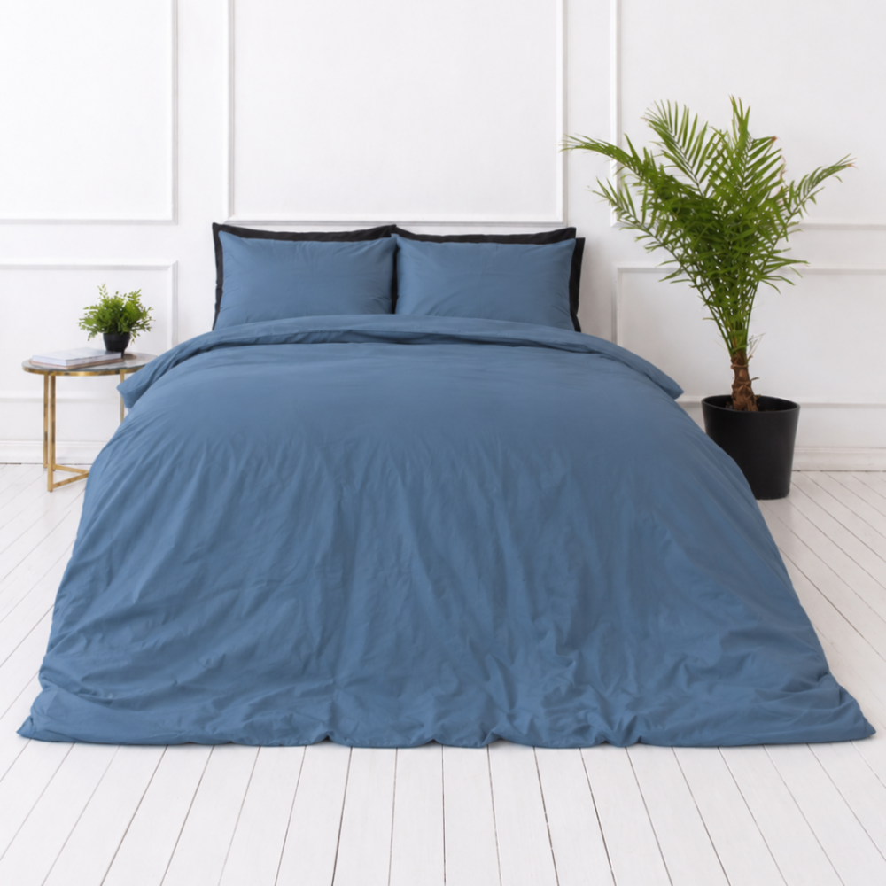 Påslakanset „Yale Bluey“. Enfärgade sängkläder, 140x200 cm, 150x200 cm, 160x200 cm, 180x200 cm, 200x200 cm, 200x220 cm, 240x220 cm. Lugn stålblå sängklädesdesign med en mjuk, matt nyans. Påslakanset „Yale Bluey“. Enfärgade sängkläder, 140x200 cm, 150x200 cm, 160x200 cm, 180x200 cm, 200x200 cm, 200x220 cm, 240x220 cm. Lugn stålblå sängklädesdesign med en mjuk, matt nyans.