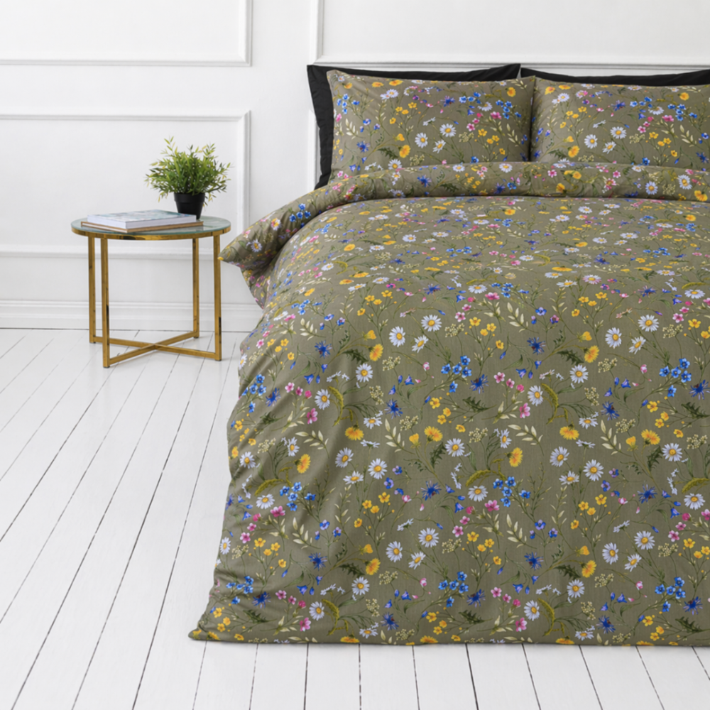 Påslakanset „Leafara“. Sängkläder 155x200, 140x200 cm, 150x200 cm, 160x200 cm, 180x200 cm, 200x200 cm, 200x220 cm, 240x220 cm. Olivgrönt sängkläderset med färgglada ängsblommor. Påslakanset „Leafara“. Sängkläder 155x200, 140x200 cm, 150x200 cm, 160x200 cm, 180x200 cm, 200x200 cm, 200x220 cm, 240x220 cm. Olivgrönt sängkläderset med färgglada ängsblommor.
