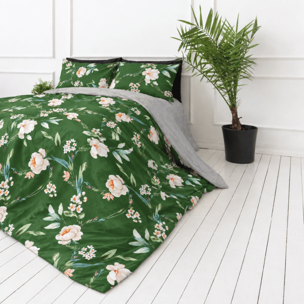 Påslakanset dubbelsäng „Liana“. Flanell sängkläder, 200x200 cm, 200x220 cm. Grön bädddesign med vita blommor och flerfärgade blad. Påslakanset dubbelsäng „Liana“. Flanell sängkläder, 200x200 cm, 200x220 cm. Grön bädddesign med vita blommor och flerfärgade blad.