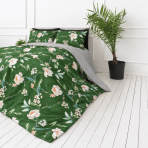 Påslakanset dubbelsäng „Liana“. Flanell sängkläder, 200x200 cm, 200x220 cm. Grön bädddesign med vita blommor och flerfärgade blad. Påslakanset dubbelsäng „Liana“. Flanell sängkläder, 200x200 cm, 200x220 cm. Grön bädddesign med vita blommor och flerfärgade blad.