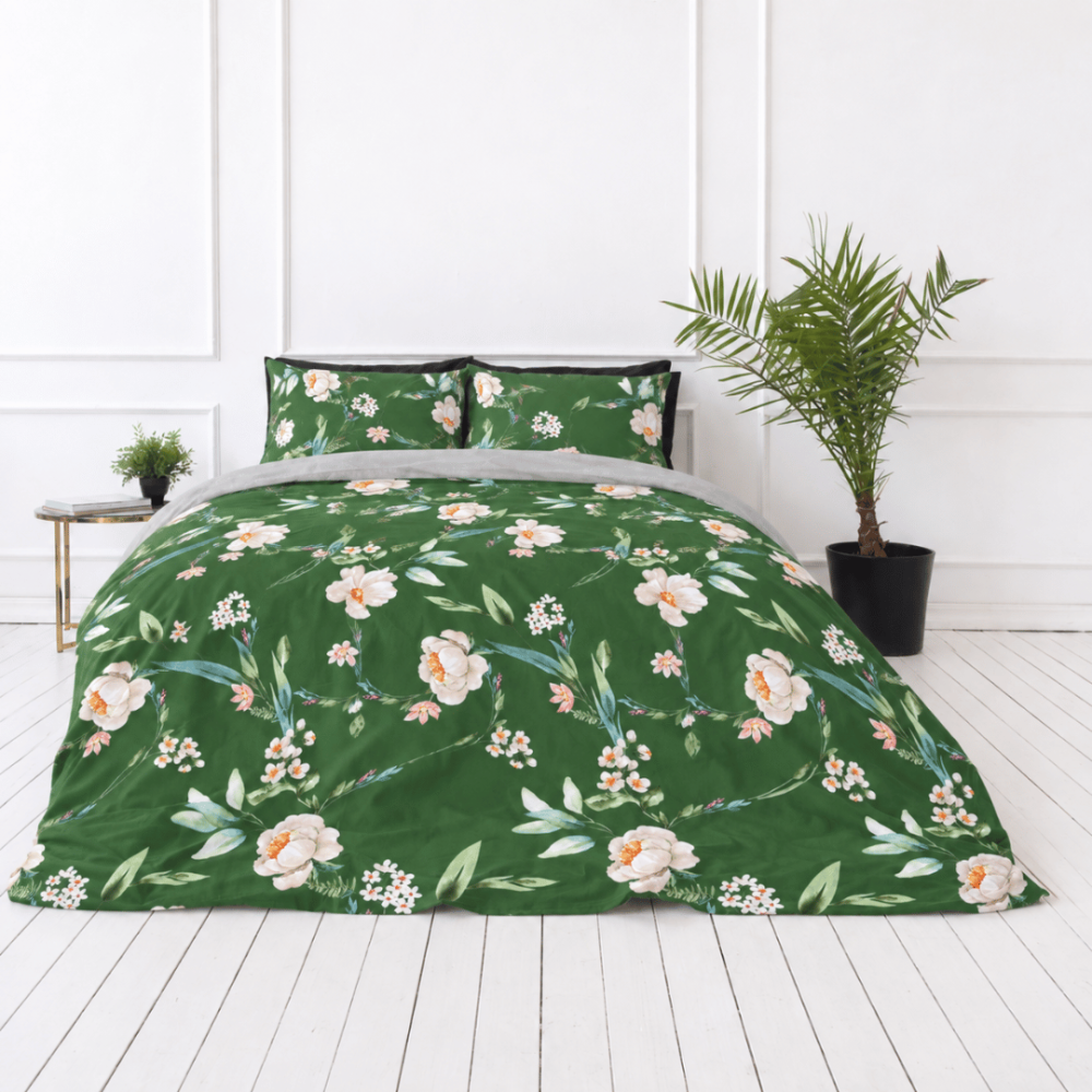 Påslakanset dubbelsäng „Liana“. Flanell sängkläder, 200x200 cm, 200x220 cm. Grönt blommigt bäddset med en ljusgrå mönstrad baksida. Påslakanset dubbelsäng „Liana“. Flanell sängkläder, 200x200 cm, 200x220 cm. Grönt blommigt bäddset med en ljusgrå mönstrad baksida.