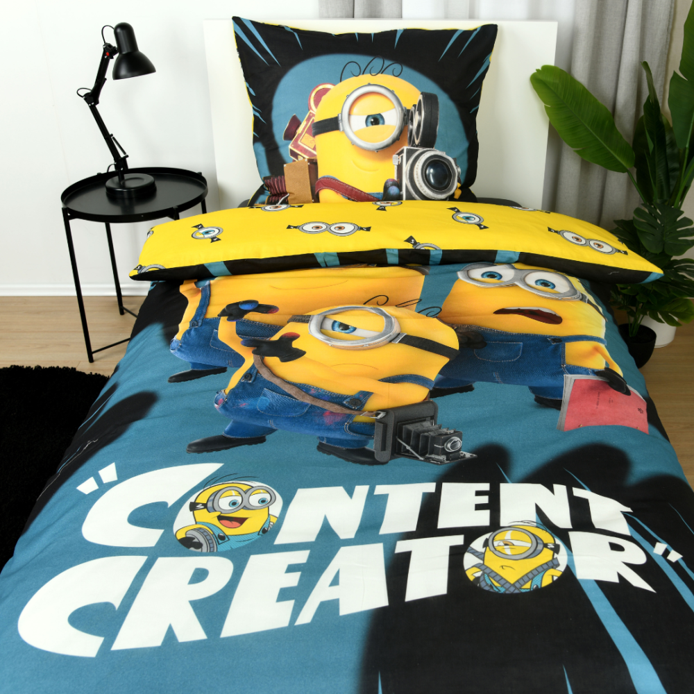 Påslakanset „Minions“. Sängkläder barn, 135x200 cm. Svart och blå minions-design med gula minion-figurer Påslakanset „Minions“. Sängkläder barn, 135x200 cm. Svart och blå minions-design med gula minion-figurer
