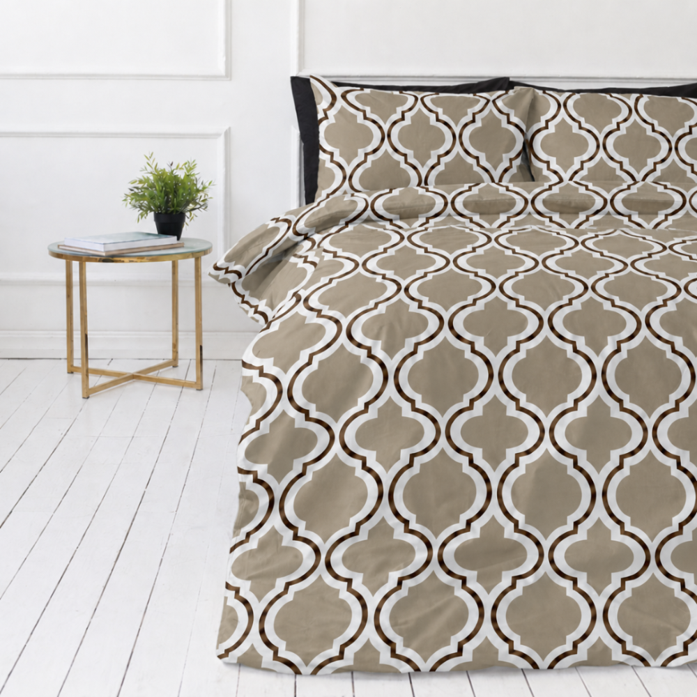 Påslakanset „Moroccan Beige“. Beige sängkläder, 140x200 cm, 150x200 cm, 160x200 cm, 180x200 cm, 200x200 cm, 200x220 cm, 240x220 cm. Vitt och sandfärgat bäddset med mörkbruna ornamentlinjer Påslakanset „Moroccan Beige“. Beige sängkläder, 140x200 cm, 150x200 cm, 160x200 cm, 180x200 cm, 200x200 cm, 200x220 cm, 240x220 cm. Vitt och sandfärgat bäddset med mörkbruna ornamentlinjer