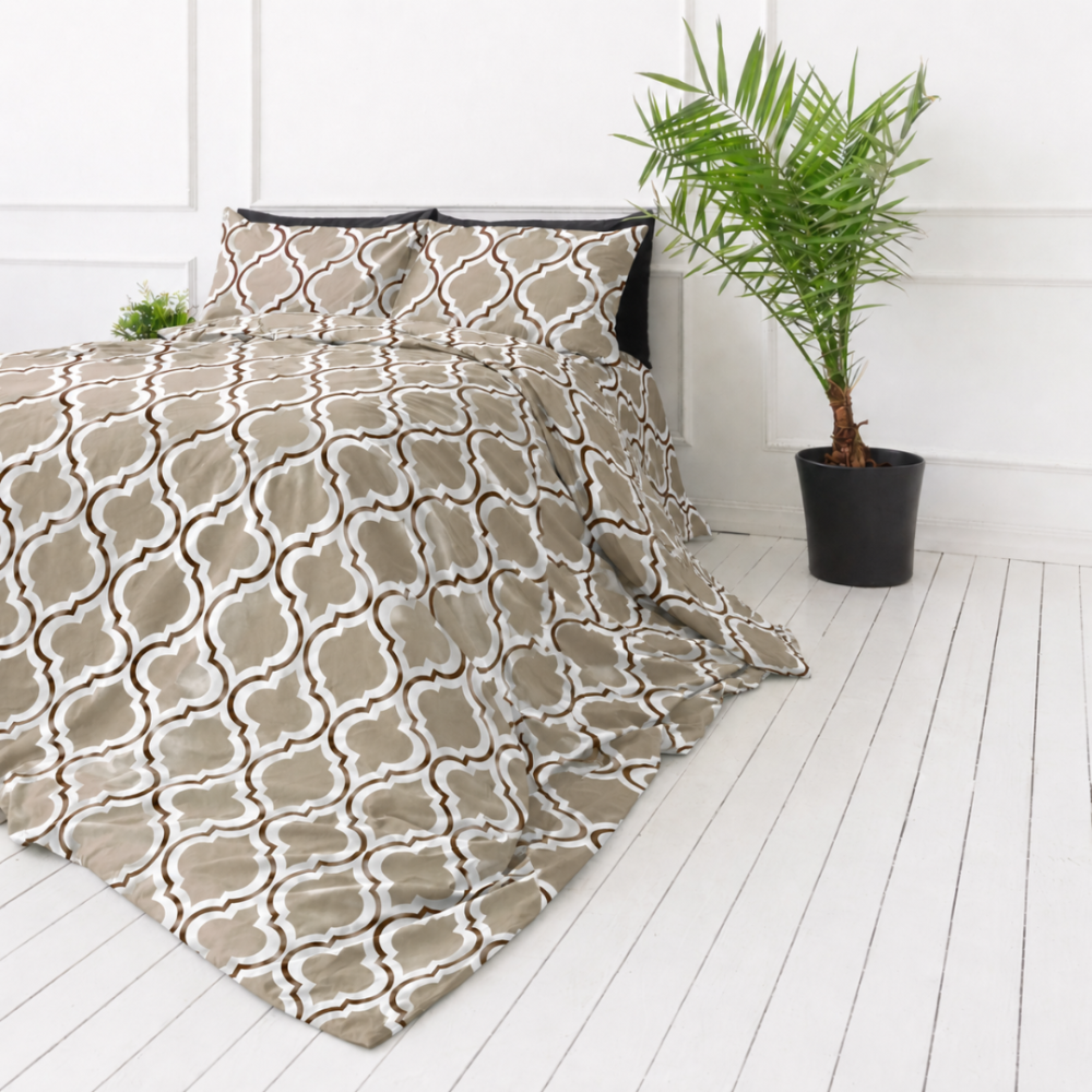 Påslakanset „Moroccan Beige“. Beige sängkläder, 140x200 cm, 150x200 cm, 160x200 cm, 180x200 cm, 200x200 cm, 200x220 cm, 240x220 cm. Bäddset i marockansk stil med sandfärgat och brunt mönster Påslakanset „Moroccan Beige“. Beige sängkläder, 140x200 cm, 150x200 cm, 160x200 cm, 180x200 cm, 200x200 cm, 200x220 cm, 240x220 cm. Bäddset i marockansk stil med sandfärgat och brunt mönster
