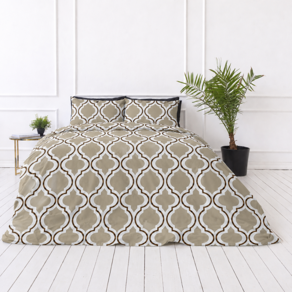 Påslakanset „Moroccan Beige“. Beige sängkläder, 140x200 cm, 150x200 cm, 160x200 cm, 180x200 cm, 200x200 cm, 200x220 cm, 240x220 cm. Geometriskt bäddset med vita ornament och sandfärgade ytor Påslakanset „Moroccan Beige“. Beige sängkläder, 140x200 cm, 150x200 cm, 160x200 cm, 180x200 cm, 200x200 cm, 200x220 cm, 240x220 cm. Geometriskt bäddset med vita ornament och sandfärgade ytor