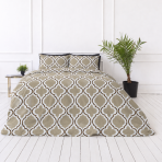 Påslakanset „Moroccan Beige“. Beige sängkläder, 140x200 cm, 150x200 cm, 160x200 cm, 180x200 cm, 200x200 cm, 200x220 cm, 240x220 cm. Geometriskt bäddset med vita ornament och sandfärgade ytor Påslakanset „Moroccan Beige“. Beige sängkläder, 140x200 cm, 150x200 cm, 160x200 cm, 180x200 cm, 200x200 cm, 200x220 cm, 240x220 cm. Geometriskt bäddset med vita ornament och sandfärgade ytor
