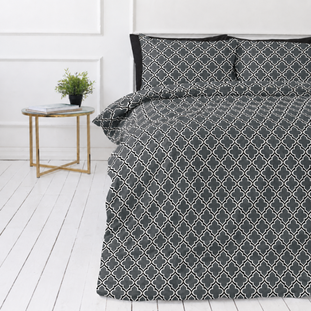 Påslakanset „Morocco grey“. Sängkläder 155x200, 140x200 cm, 150x200 cm, 160x200 cm, 180x200 cm, 200x200 cm, 200x220 cm, 240x220 cm. Svartgrått bäddmönster med vita orientaliska konturer Påslakanset „Morocco grey“. Sängkläder 155x200, 140x200 cm, 150x200 cm, 160x200 cm, 180x200 cm, 200x200 cm, 200x220 cm, 240x220 cm. Svartgrått bäddmönster med vita orientaliska konturer