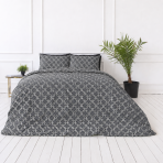 Påslakanset „Morocco grey“. Sängkläder 155x200, 140x200 cm, 150x200 cm, 160x200 cm, 180x200 cm, 200x200 cm, 200x220 cm, 240x220 cm. Gråsvart bädddesign med elegant vitt ornamentmönster Påslakanset „Morocco grey“. Sängkläder 155x200, 140x200 cm, 150x200 cm, 160x200 cm, 180x200 cm, 200x200 cm, 200x220 cm, 240x220 cm. Gråsvart bädddesign med elegant vitt ornamentmönster