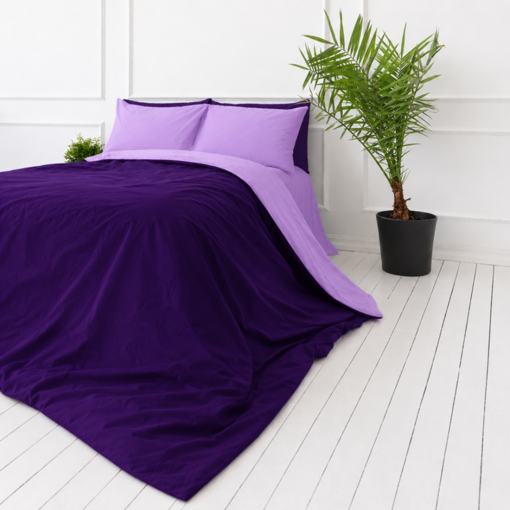 Påslakanset „Orchid Pansy“. Sängkläder 155x200, 140x200 cm, 150x200 cm, 160x200 cm, 180x200 cm, 200x200 cm, 200x220 cm, 240x220 cm. Enfärgat lavendelfärgat bäddset med djup purpurfärgad kontrast.