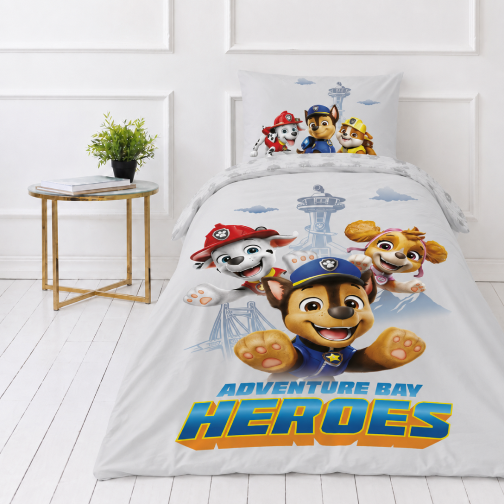 Påslakanset „Paw Patrol“. Sängkläder barn, 135x200 cm. Grå design med chase, marshall, skye och blå detaljer. Påslakanset „Paw Patrol“. Sängkläder barn, 135x200 cm. Grå design med chase, marshall, skye och blå detaljer.