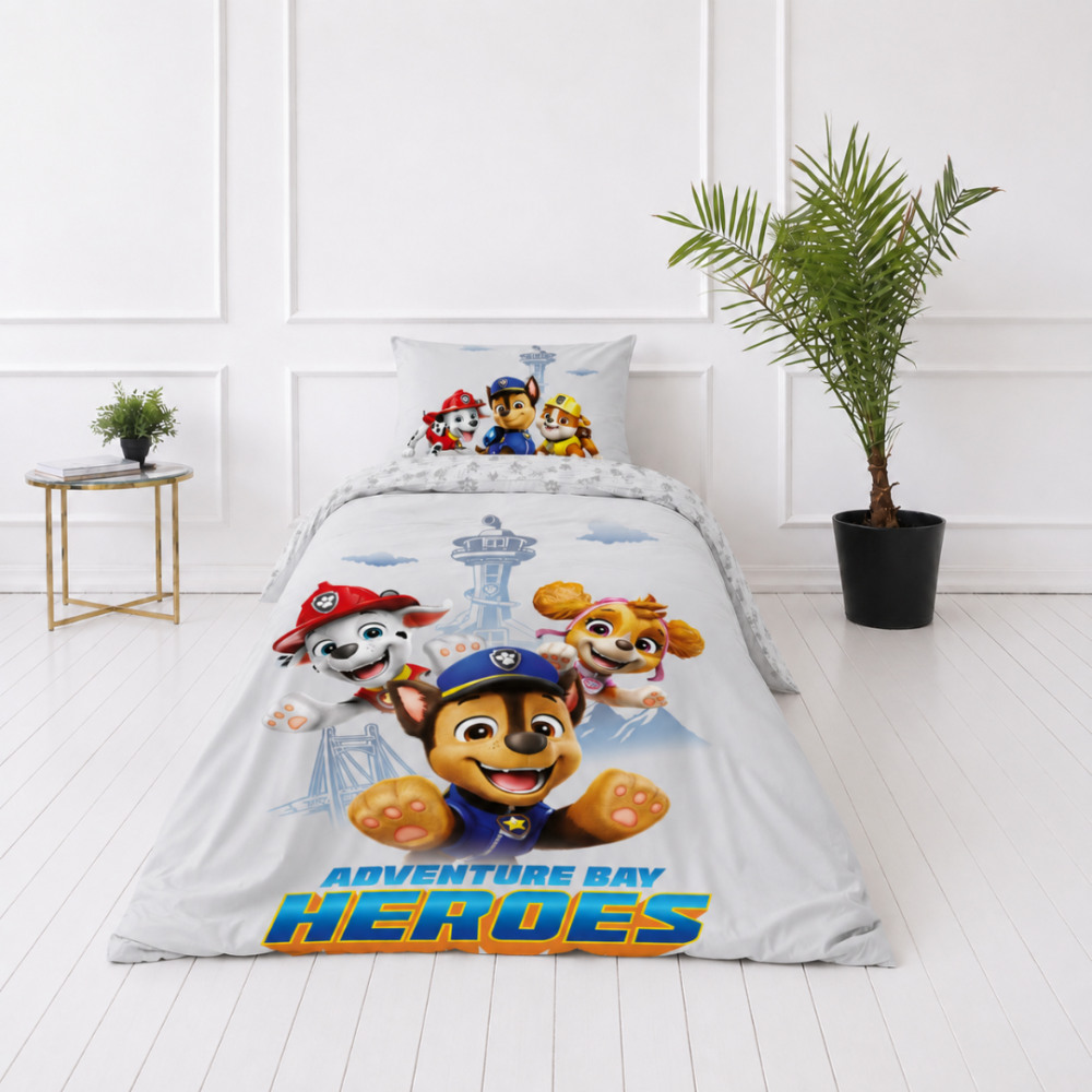 Påslakanset „Paw Patrol“. Sängkläder barn, 135x200 cm. Gråvit design med tassavtryck, emblem och paw patrol-symboler. Påslakanset „Paw Patrol“. Sängkläder barn, 135x200 cm. Gråvit design med tassavtryck, emblem och paw patrol-symboler.