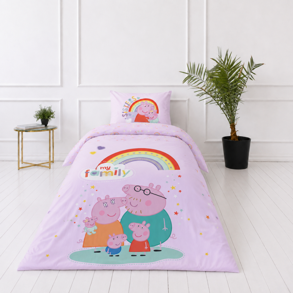 Påslakanset „Peppa Pig“. Sängkläder barn, 135x200 cm. Pastellfärgad design med peppa pig-figurer, färgglada hjärtan och stjärnor. Påslakanset „Peppa Pig“. Sängkläder barn, 135x200 cm. Pastellfärgad design med peppa pig-figurer, färgglada hjärtan och stjärnor.